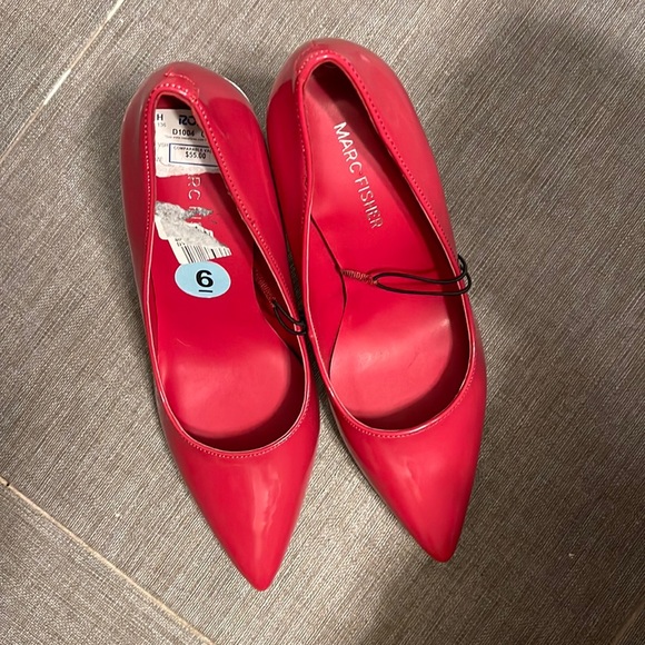 New Marc Fisher Red Patent Leather Stilletto Pointed Toe Pumps w silver accent - Picture 3 of 3
